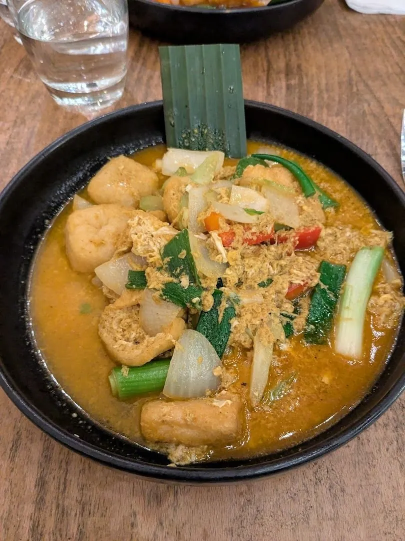 Un curry servi dans une cocotte noire