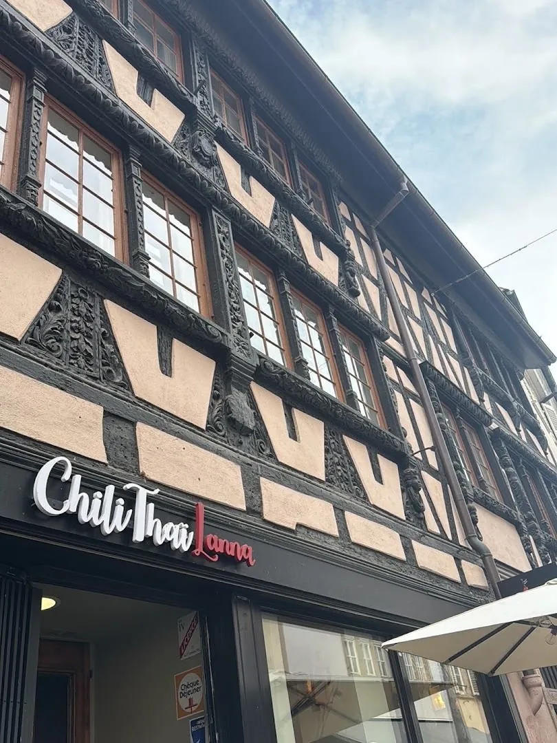 La façade à colombages vue d'en bas